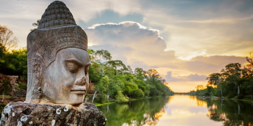 Statue ved sydlige indgang ved Angkor Thom i Cambodia