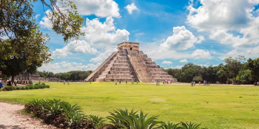 Chichen Itza pyramiden i Mexico på en solrig dag