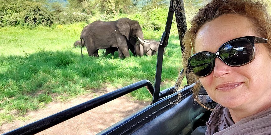 Kvinder på safari kigger på elefanter i Tanzania