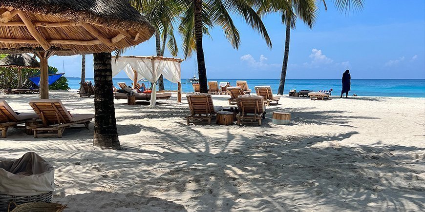 Tropisk strand og strandstole på Zanzibar