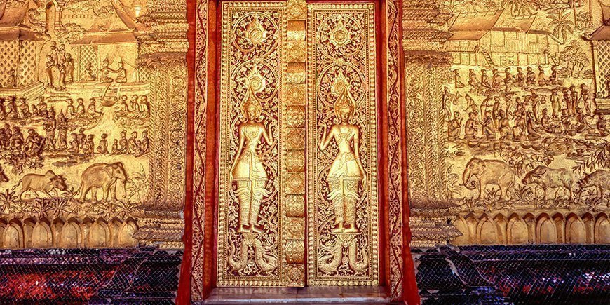 Guldbelagt, udsmykket facade på Wat Mai Templet i Luang Prabang