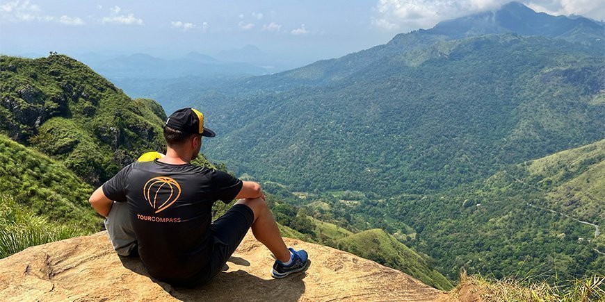 Far og søn sidder på toppen af Little Adam's Peak i Sr Lanka