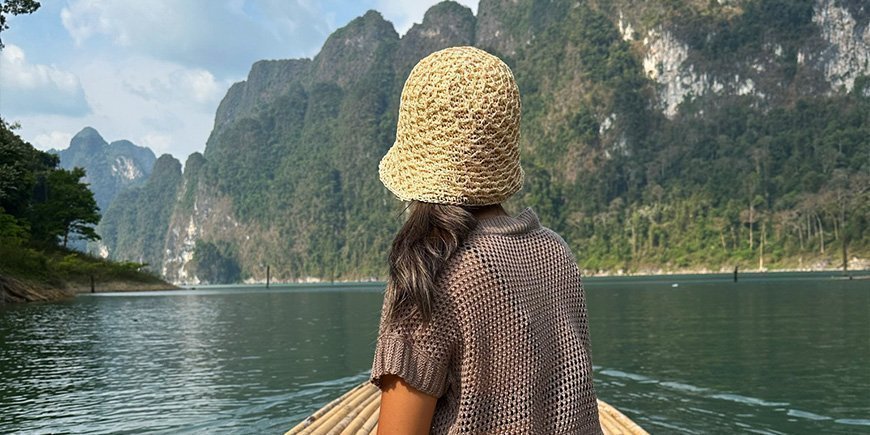 Kvinder sejler på Cheow Lan Lake i Khao Sok Nationalpark i Thailand