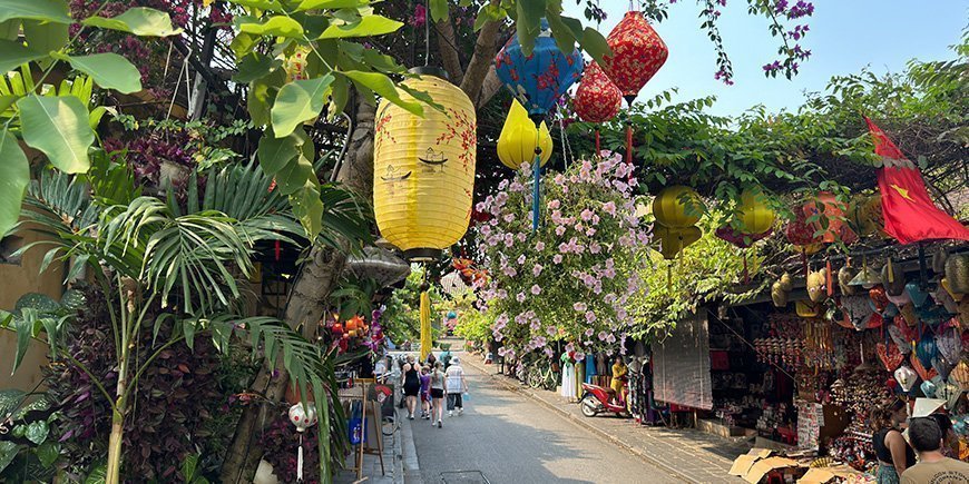 Charmerende gade i Hoi An i Vietnam