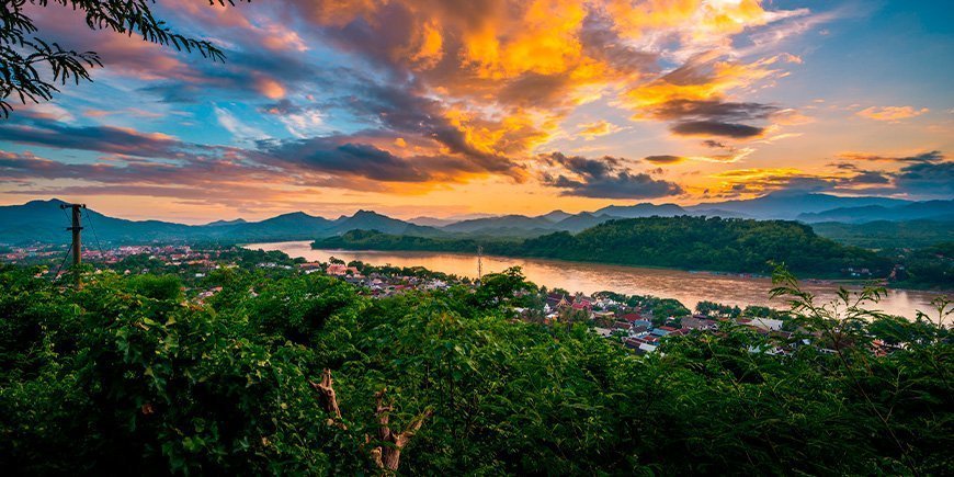 Solnedgang over Phousi-bjerget i Luang Prabang