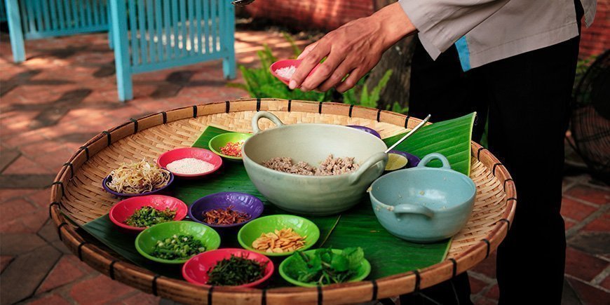 Mand laver "larb" som er en traditionel ret fra Laos