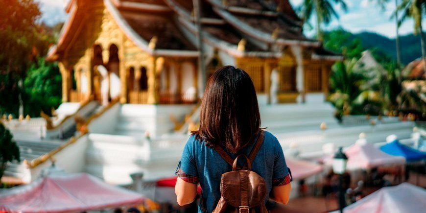 Kvinde betragter tempel i Luang Prabang i Laos