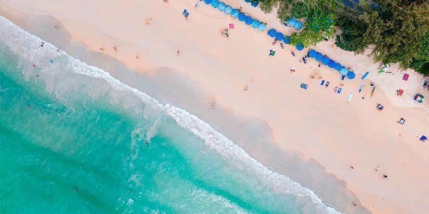 Oversigtsbillede fra Kata Beach på Phuket i Thailand