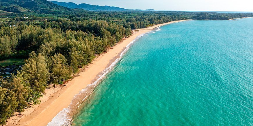 Oversigtsbillede fra Bang Sak Beach i Khao Lak i Thailand.