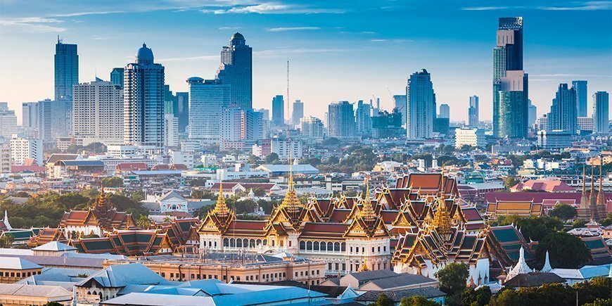 Bangkok skyline med udsigt til skyskrabere og tempel