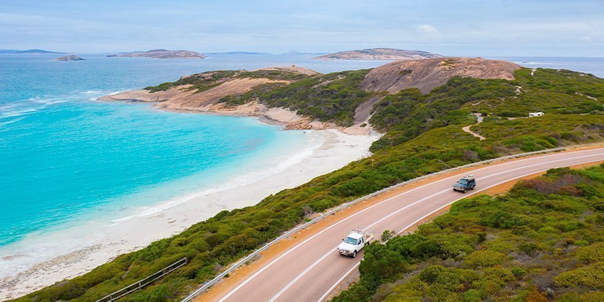 Biler kører på Great Ocean Road i Australien 