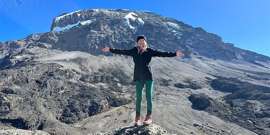 Catriona står med udsigt til Kilimanjaros vilde landskaber