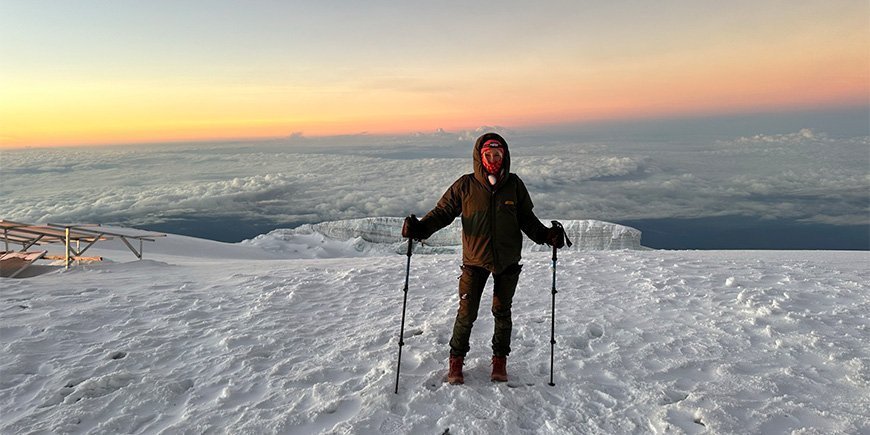 Catriona på toppen af Kilimanjaro ved solopgang