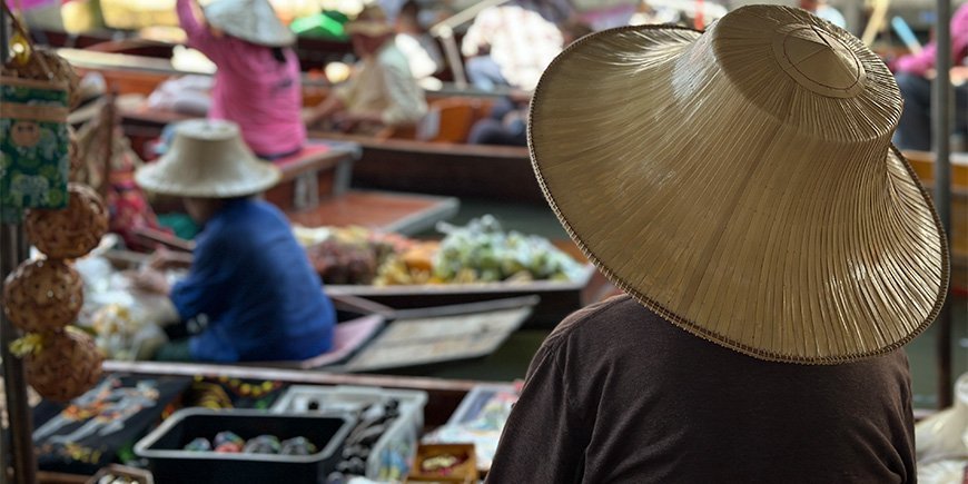 Flydende marked uden for Bangkok i Thailand