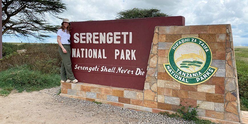 Inger står ved indgangen til Serengeti Nationalpark i Tanzania