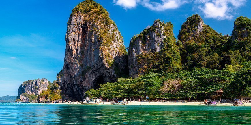 Kalkstensklipper på Phra Nang Beach i Thailand.