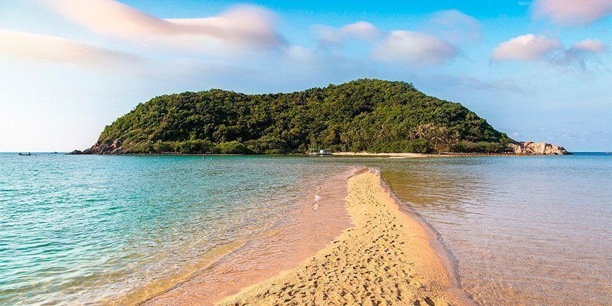 Udsigt til Koh Ma fra Mae Haad Beach på Koh Phangan i Thailand.