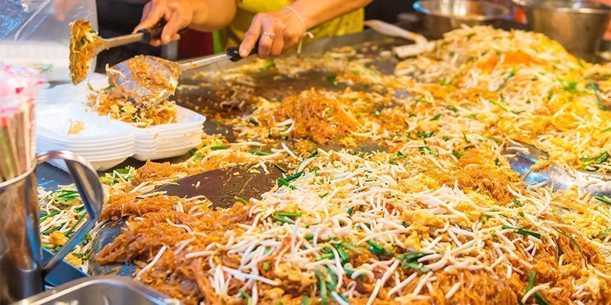 Pad Thai tilberedes ved streetfoodbod i Thailand