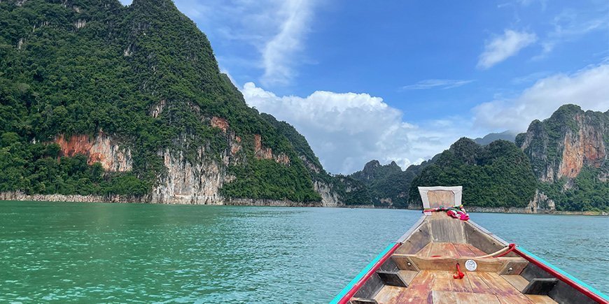 Sejlbåd på Cheow Lan søen i Khao Sok, Thailand