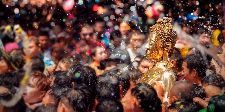 Gylden Buddha sprøjtes med vand under Songkran festivalen i Thailand