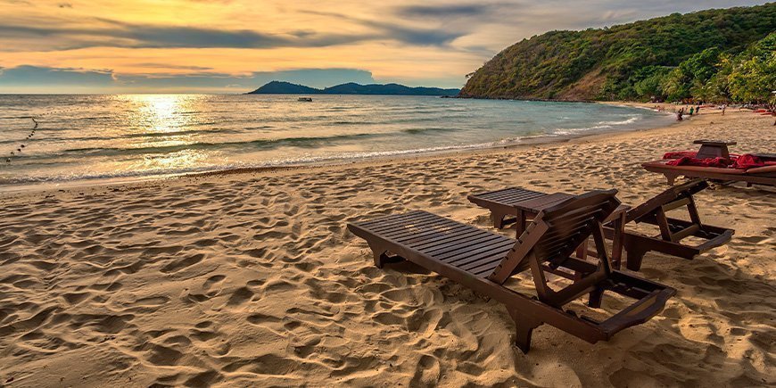 Solnedgang og solsenge på Ao Prao Beach på Koh Samet i Thailand.