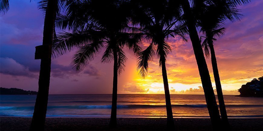 Smuk solnedgang ved Kamala Beach på Phuket i Thailand.