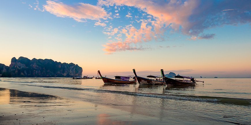 Solnedgang ved Ao Nang Beach i Krabi i Thailand