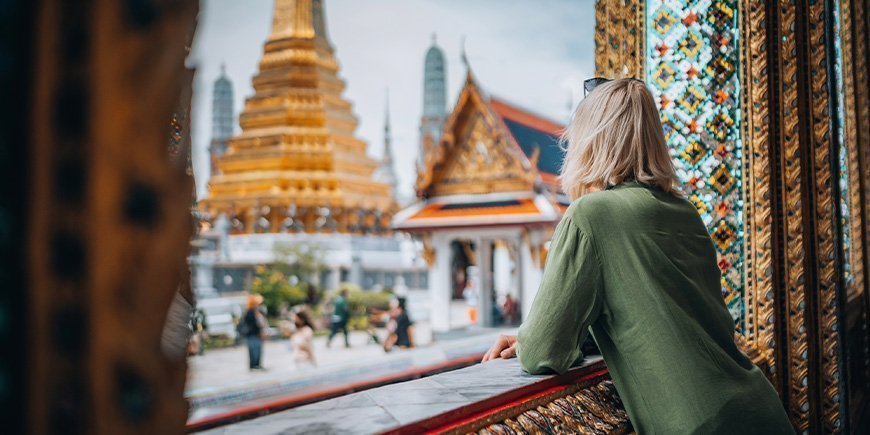 Kvinde kigger på tempel i Bangkok, Thailand