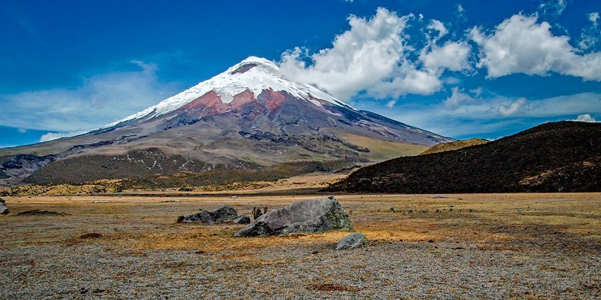 Blå himmel ved Cotopaxi-vulkanen i Ecuador.