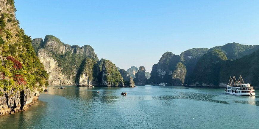 Udsigt over Ha Long-bugten i marts