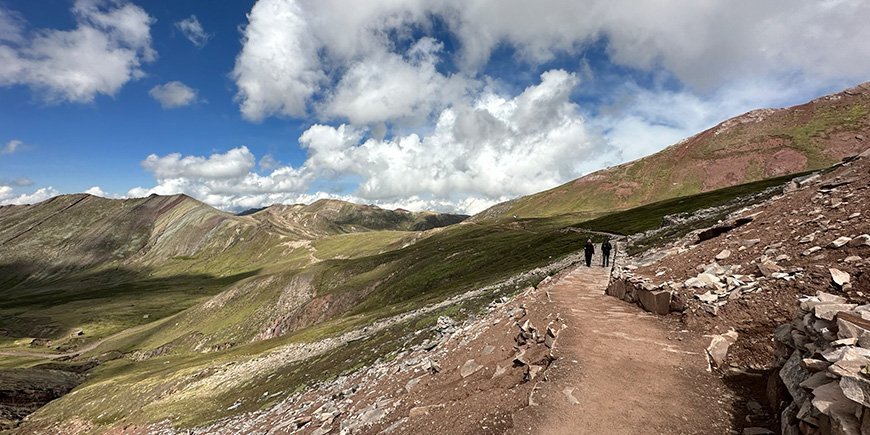 To personer vandrer på Rainbow Mountain i Peru