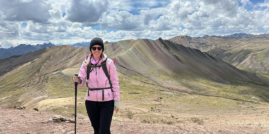 Iida med udsigt til Rainbow Mountain i Peru