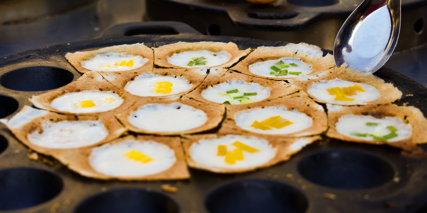 Khanom Krok tilberedes i pande