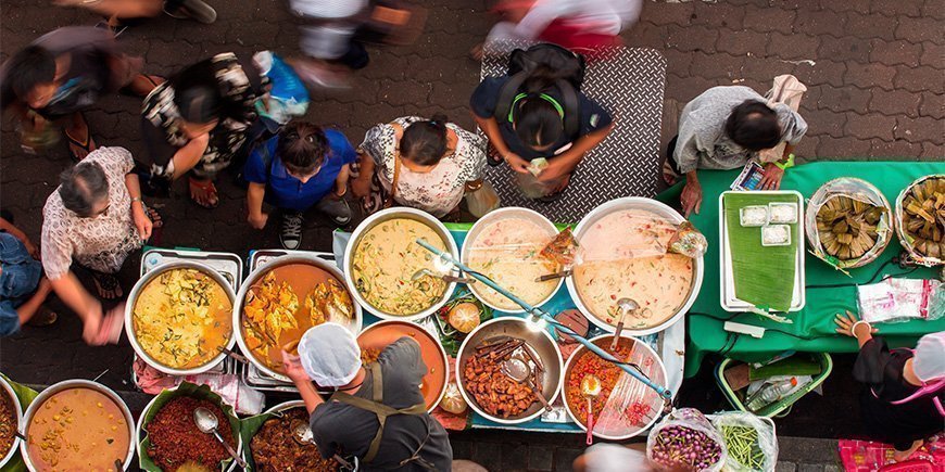 Mennesker, der køber mad på et street food-marked i Thailand