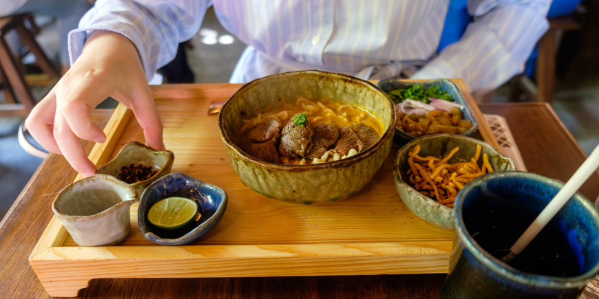 Person spiser Khao Soi 