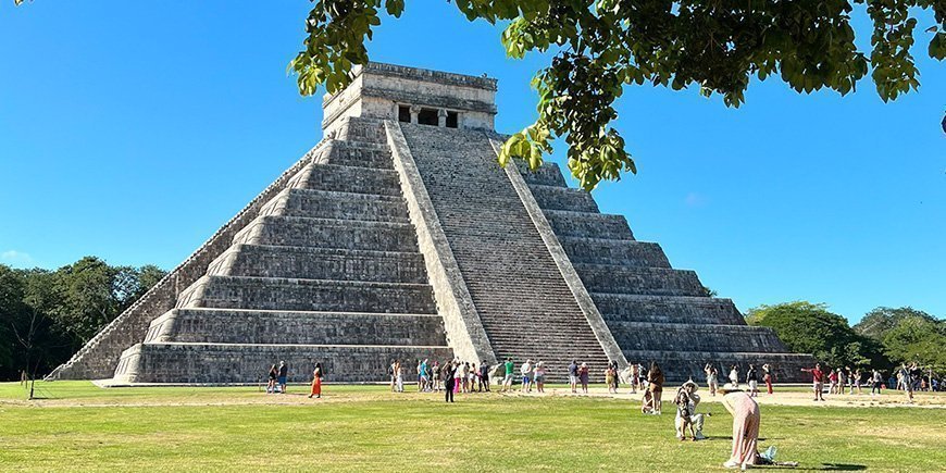 Solrig dag ved Chichen Itza i Mexico