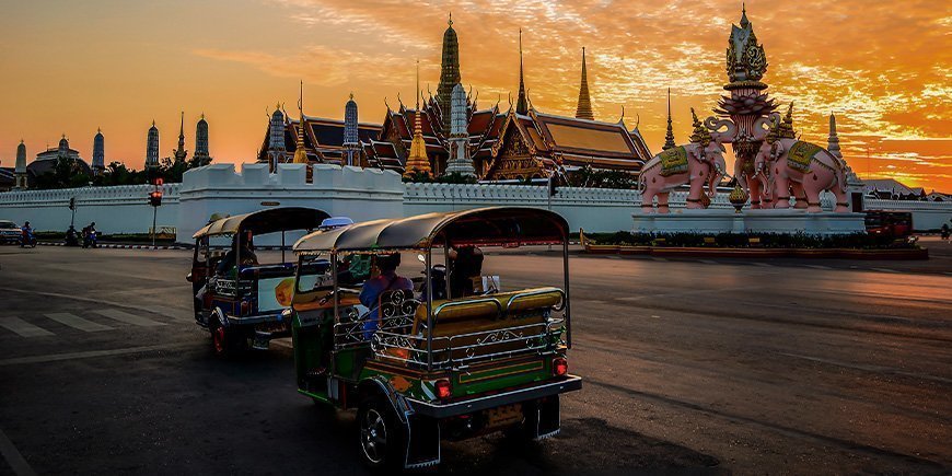 Tuk Tuk med udsigt til tempel i Bangkok