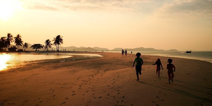 Børn leger på stranden på Koh Yao Yai