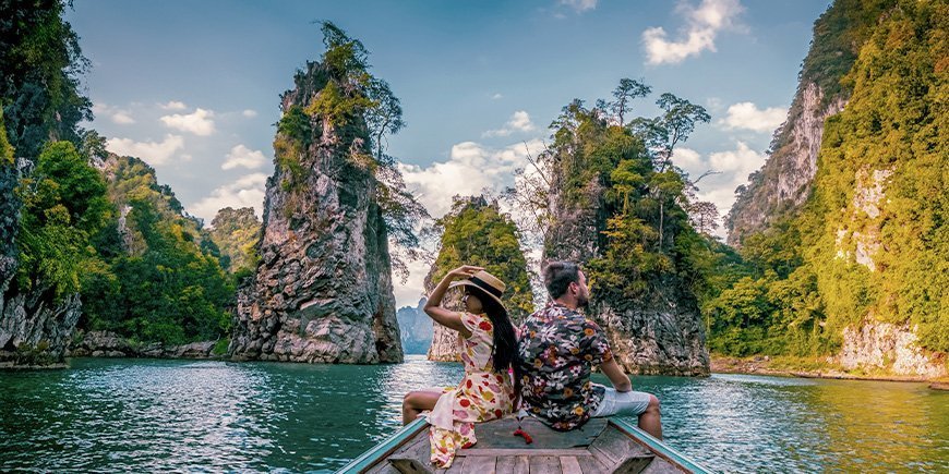 Kvinde og mand sejler på søen i Khao Sok Nationalpark i Thailand