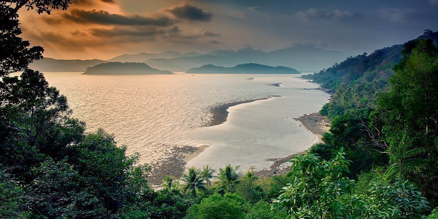 Solnedgang og regnskov på Koh Chang