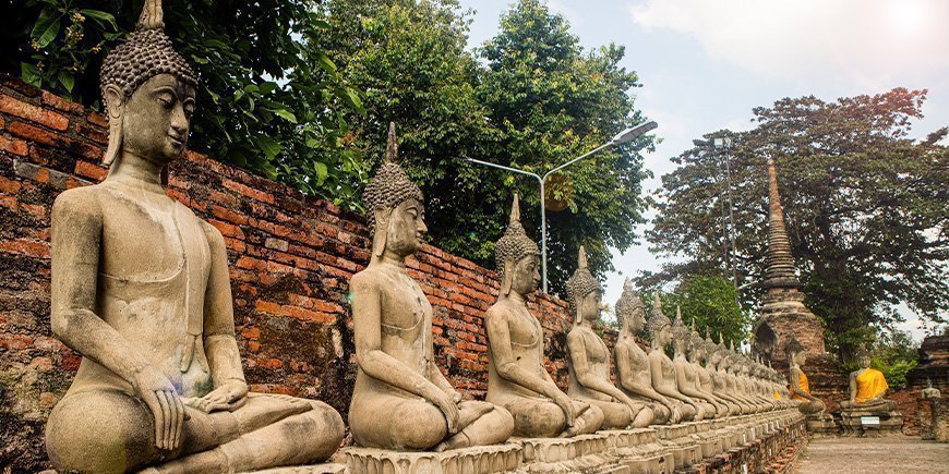 Statuer på række ved Wat Yai Chai Mongkhon i Ayutthaya i Thailand