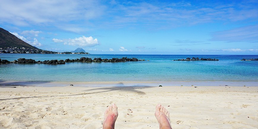 Strand i det vestlige Mauritius i september