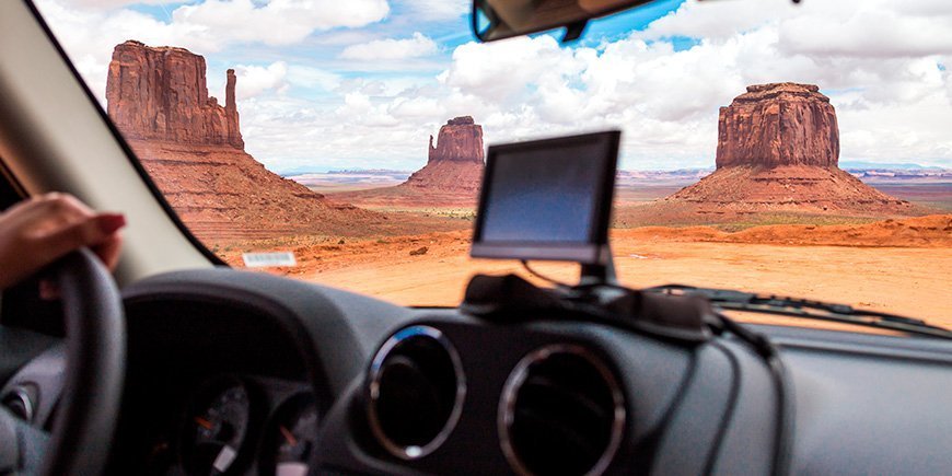 Bil kører efter GPS i Monument Valley i USA