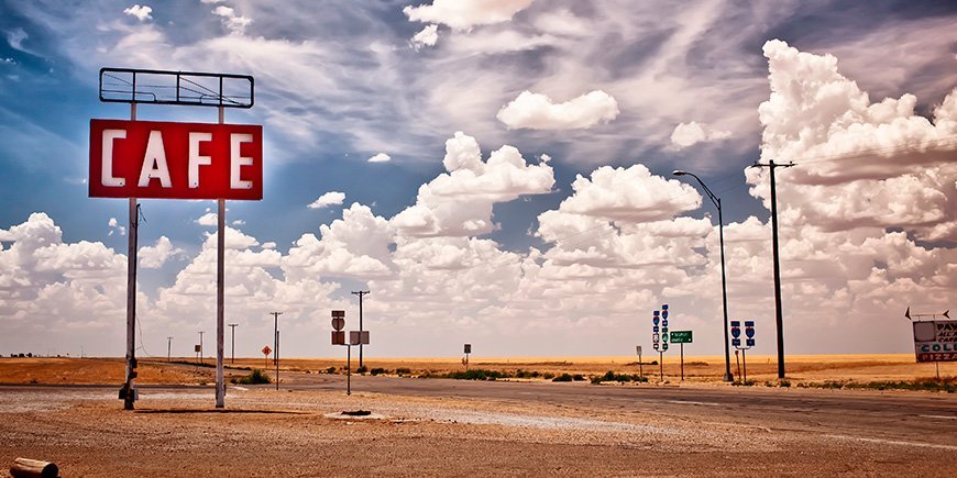 Enlig café i midten af ingenting på Route 66 i USA