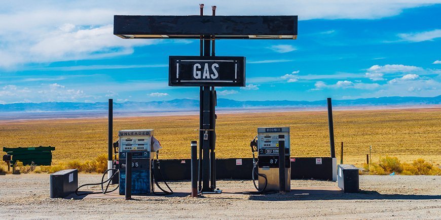 Gammel tankstation på en øde vej i USA