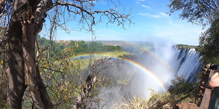 Regnbue over Victoria Falls i Zambia