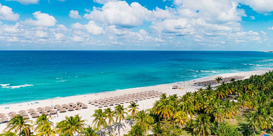 Solrig dag på smukke Varadeo Beach i Cuba