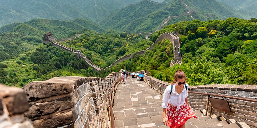 Kvinde går på den kinesiske mur ved Beijing i Kina