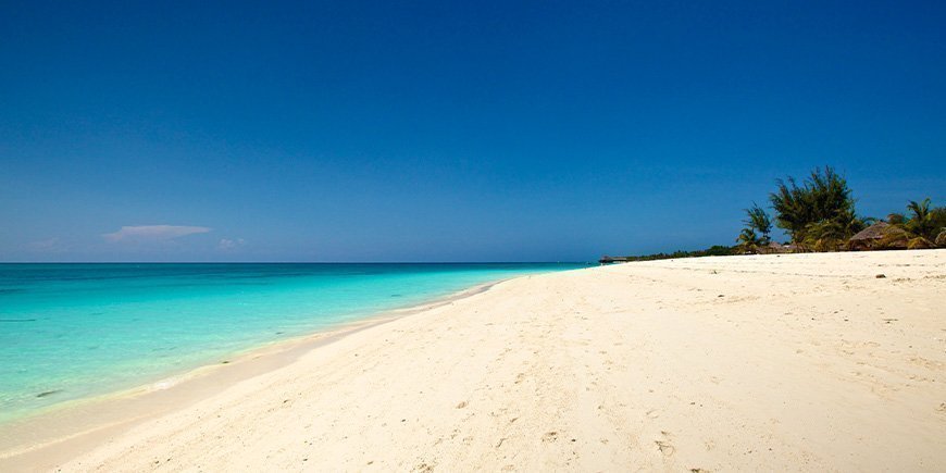 Skyfri dag på stranden på Zanzibar i januar