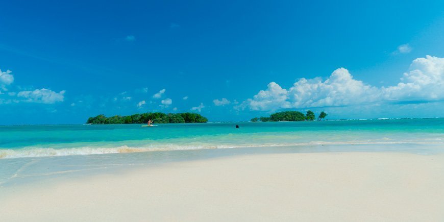 Blå himmel over Chaweng Beach på Koh Samui